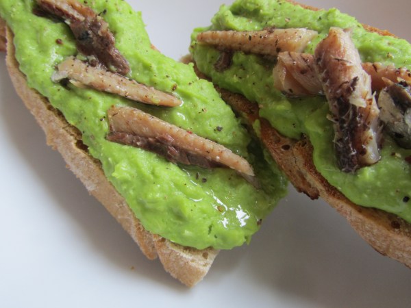 Healthy foodie baby_Broad bean puree with sardines on toast