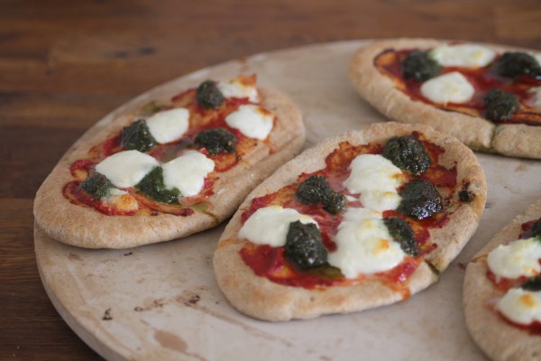 Mozzarella and pesto pita pizza@ healthyfoodiebaby