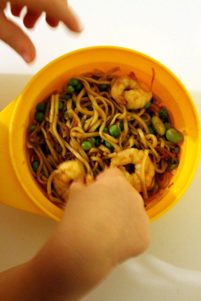 Prawn noodles & peas @ healthyfoodiebaby